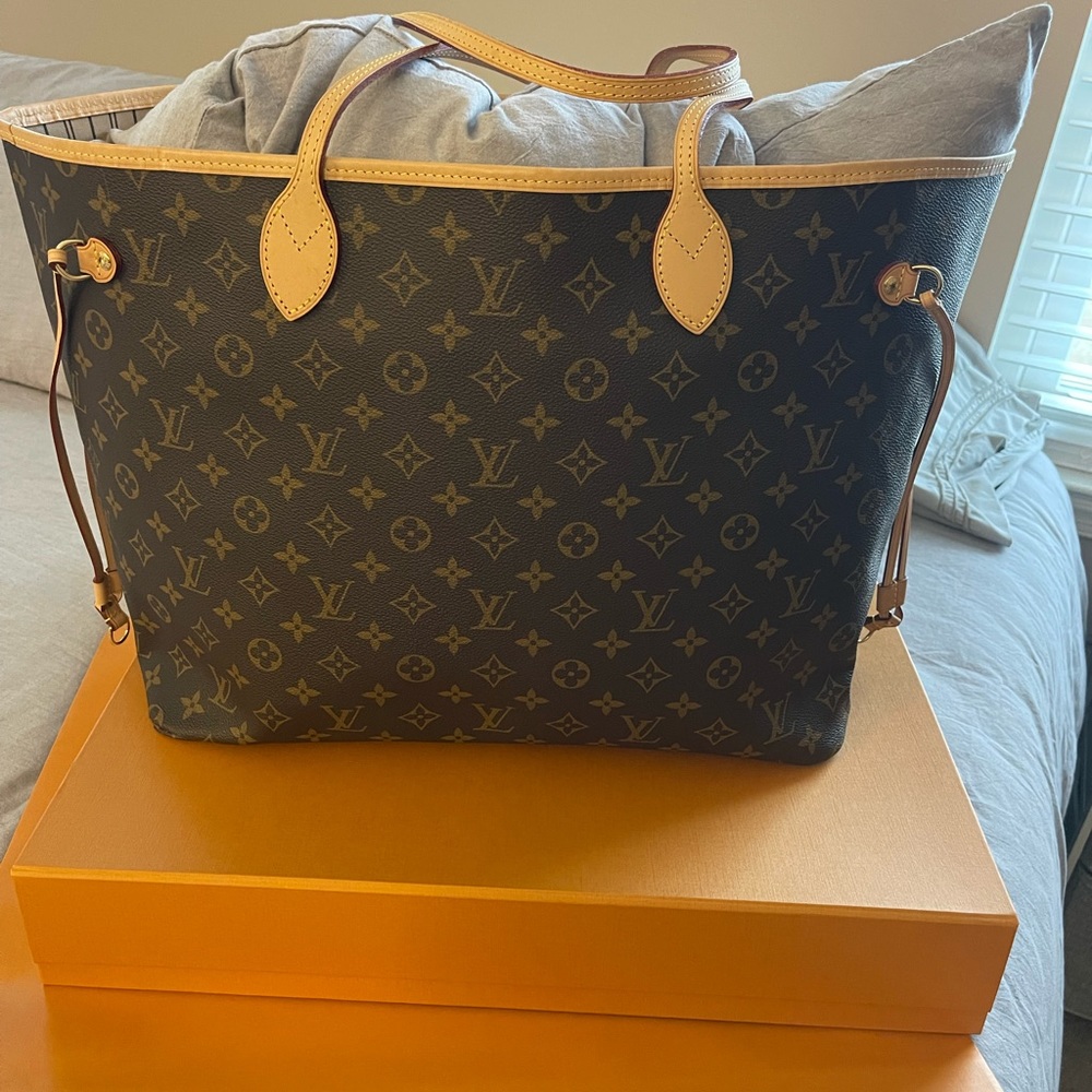 Louis Vuitton Neverfull GM - like new!